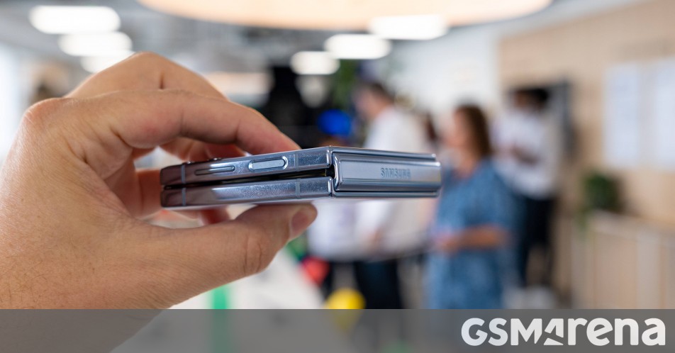 Samsung Galaxy Z Flip4 undergoes scratch, burn and wrinkle tests

